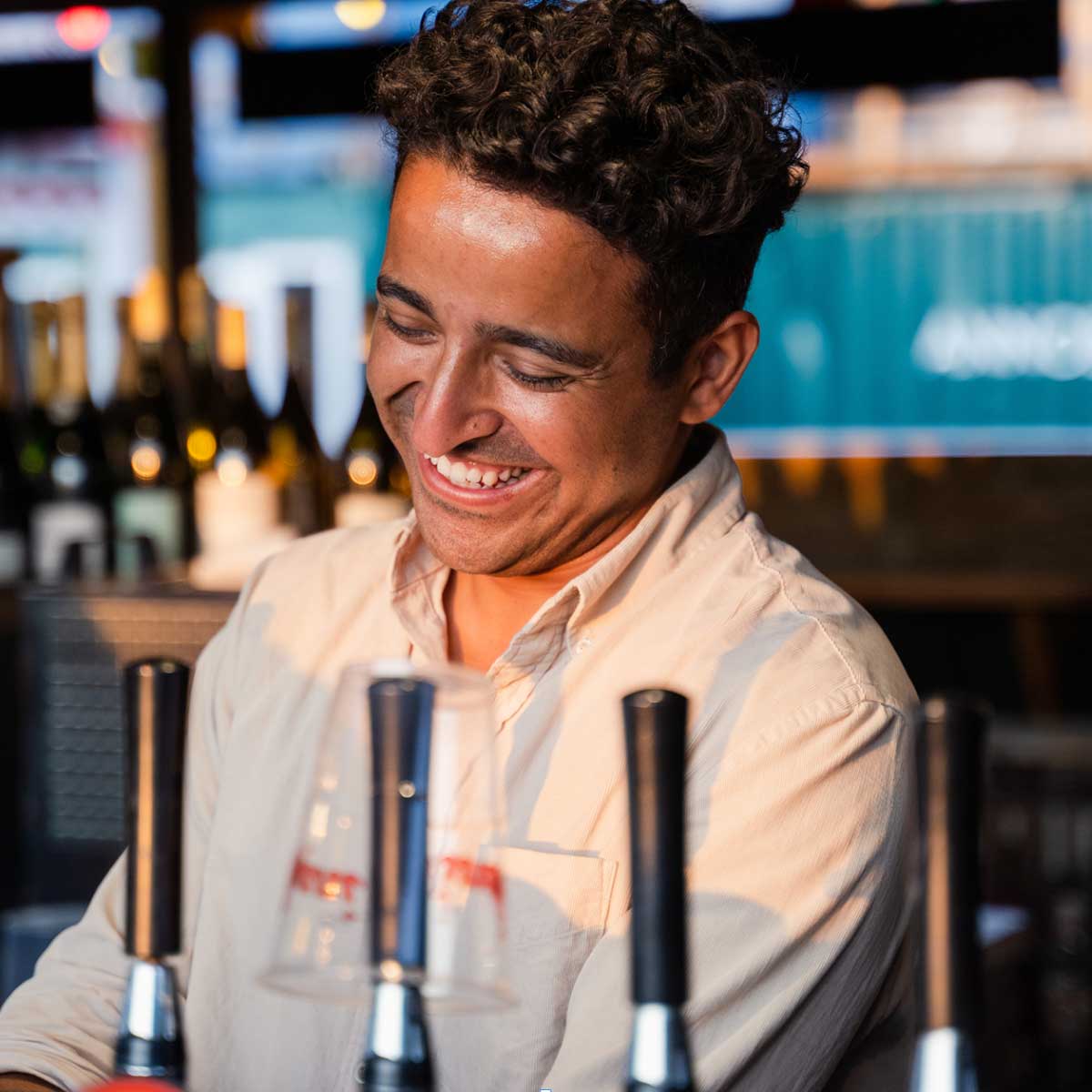Reffen job 2023 smiliende bartender